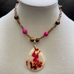 Mother of pearl pendant necklace